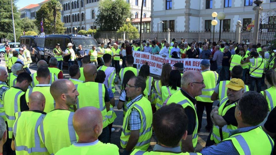 Multitudinaria protesta en rechazo de la parálisis de la central de As Pontes