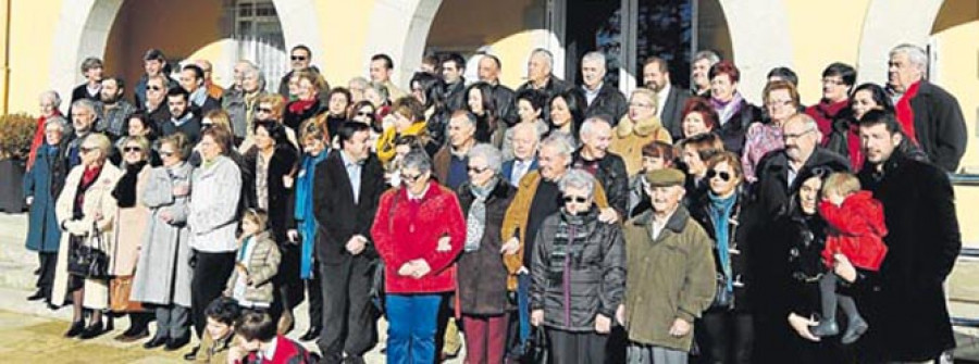 AS PONTES-Los alcaldes y descendientes posan para una foto “histórica”