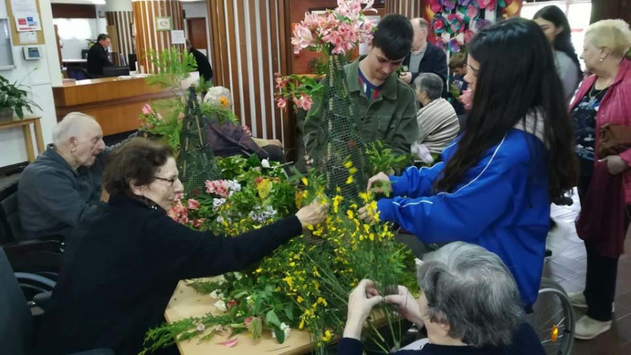 Alumnos ferrolanos comparten juegos y actividades en la Residencia de Maiores