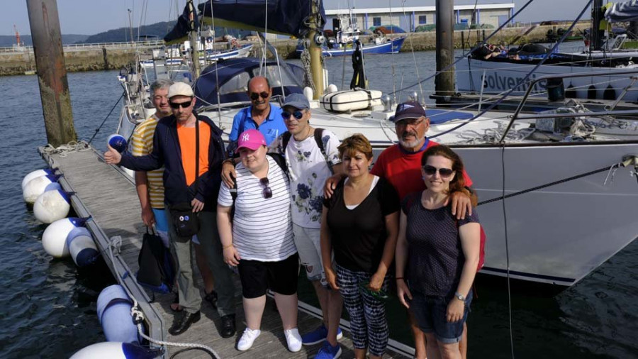 La navegación por la ría de Ares pone fin a la travesía del velero adaptado “Laion” por la costa gallega