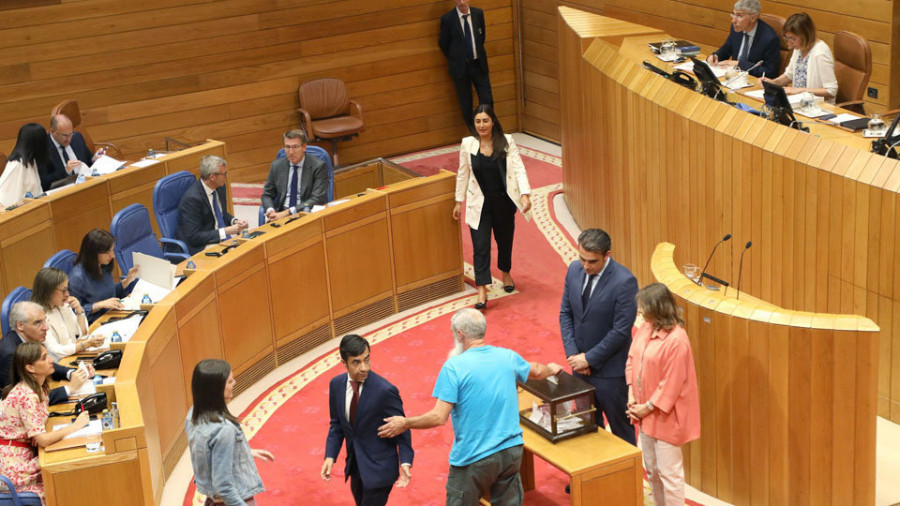 El Parlamento nombra valedora do Pobo a la magistrada Dolores Fernández Galiño en el último pleno
