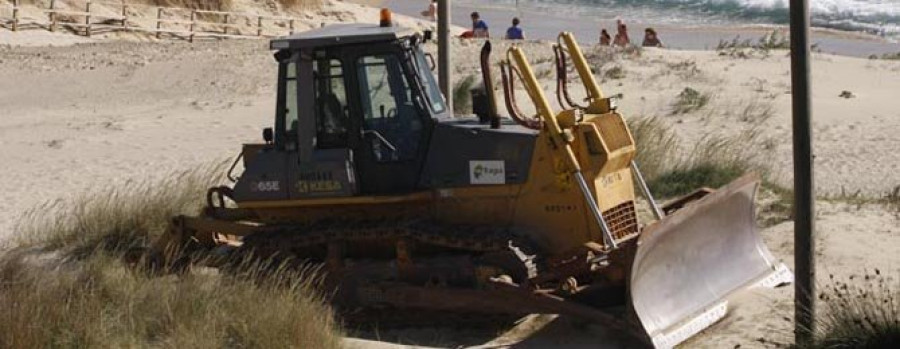 Costas actúa en las playas ferrolanas para que estén a punto el 15 de junio