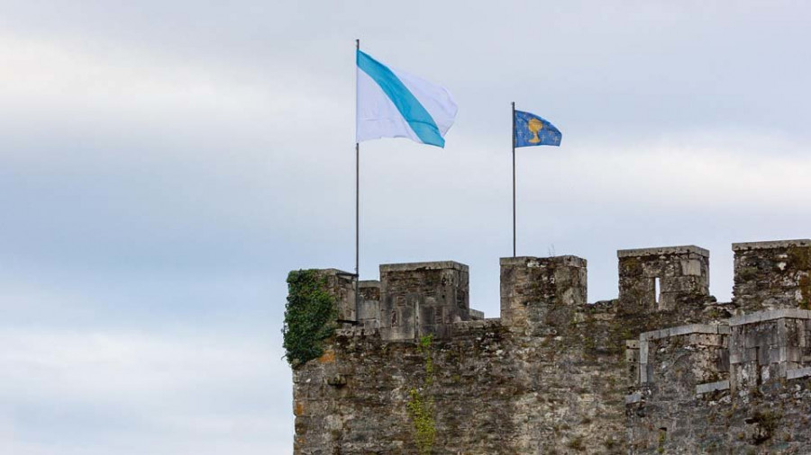 El estandarte del Antiguo Reino de Galicia ondea en el fortín de Moeche