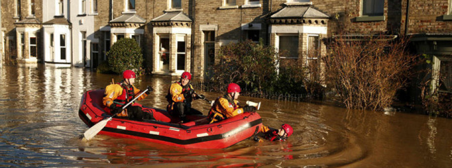 El Ejército británico ayuda  en las tareas de evacuación de las zonas inundadas de York