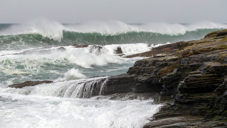 La costa atlántica estará mañana en alerta roja por olas de hasta 9 metros