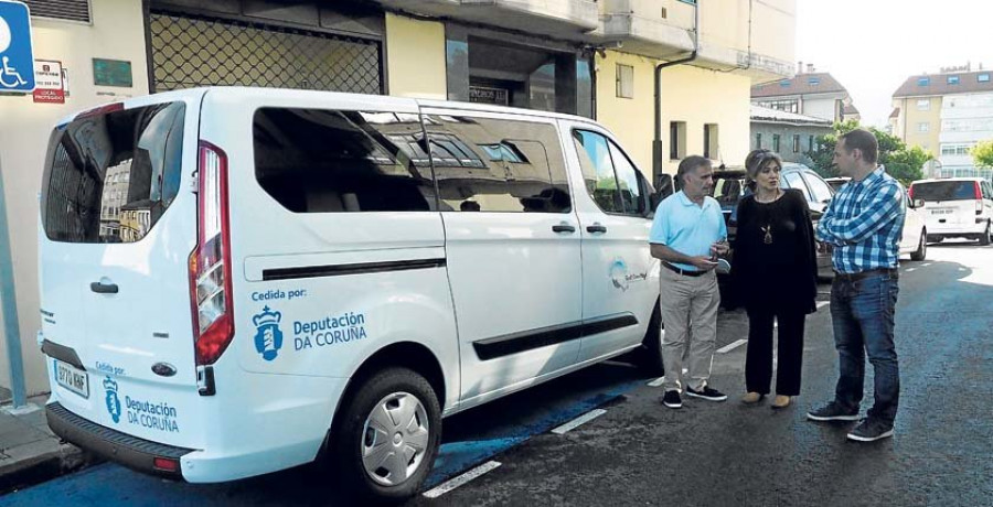 La Diputación hace entrega a AFAES de una nueva furgoneta adaptada