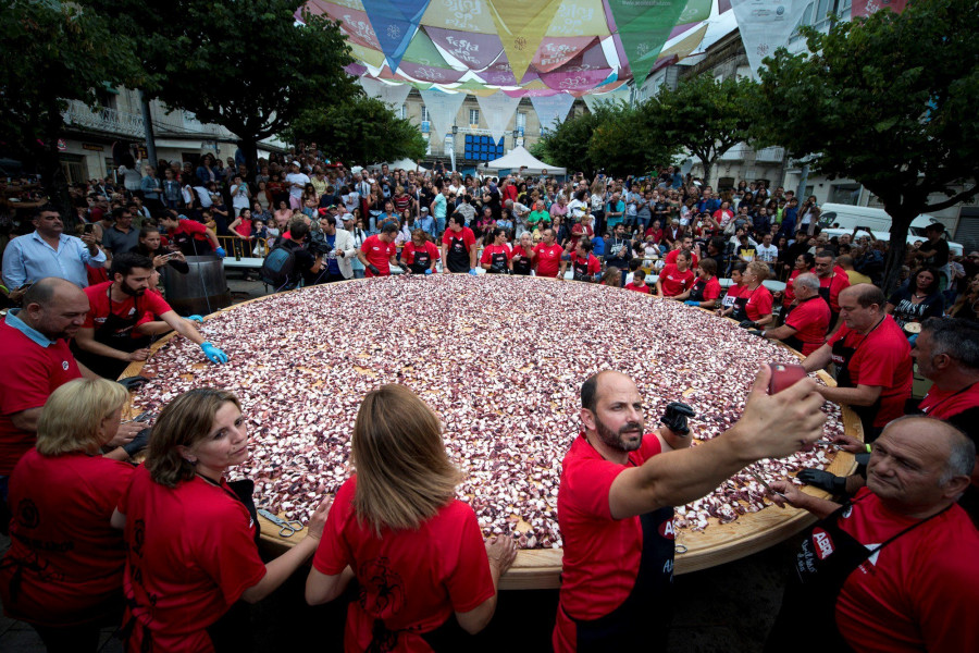 O Carballiño mantiene su récord con la tapa de pulpo más grande del mundo