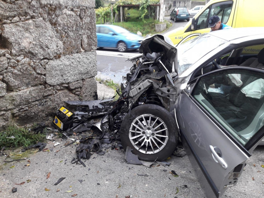 Herida una mujer al chocar contra un muro con su coche