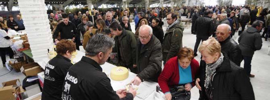 Más de 2.000 personas disfrutan en Moeche de la primera Feira do Queixo