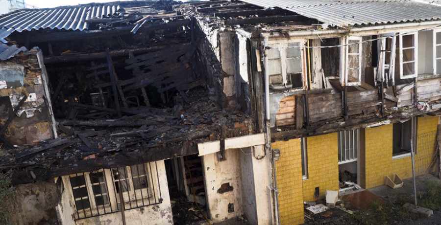 Un incendio arrasa una vivienda abandonada en el área de Canido