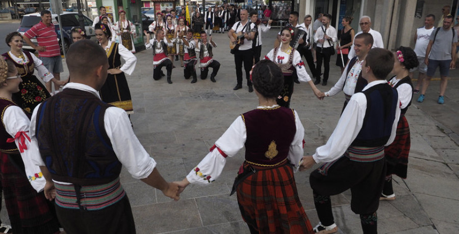 El folclore toma las calles de Pontedeume al ritmo de danzas internacionales
