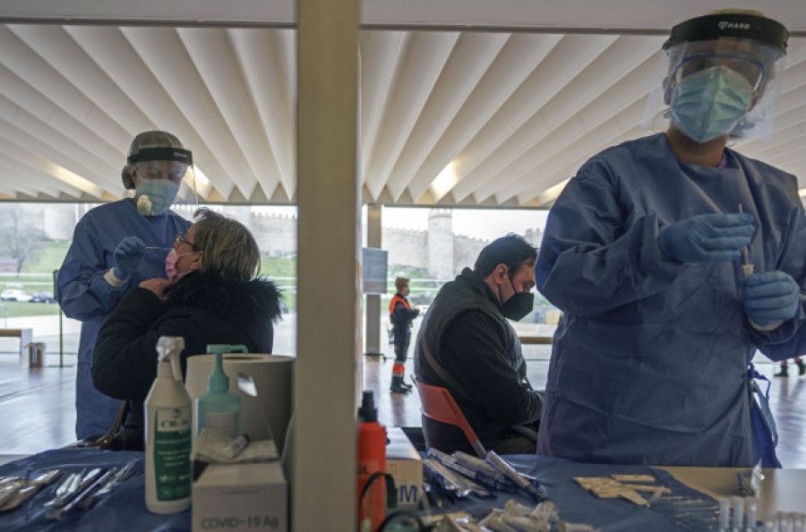 Los contagios de coronavirus siguen a la baja en España, con algunos alivios en las restricciones