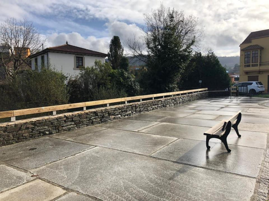 Concluyen las obras del muro del paseo marítimo de Pontedeume