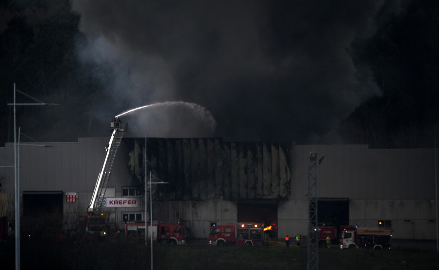 Un incendio calcina el interior  una nave de reciclaje en Cabanas