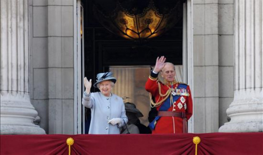 El marido de la reina Isabel II, ingresado por precaución