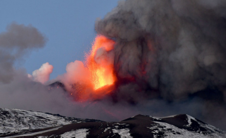 El volcán Etna vuelve a entrar en erupción y provoca una densa columna de ceniza en Italia