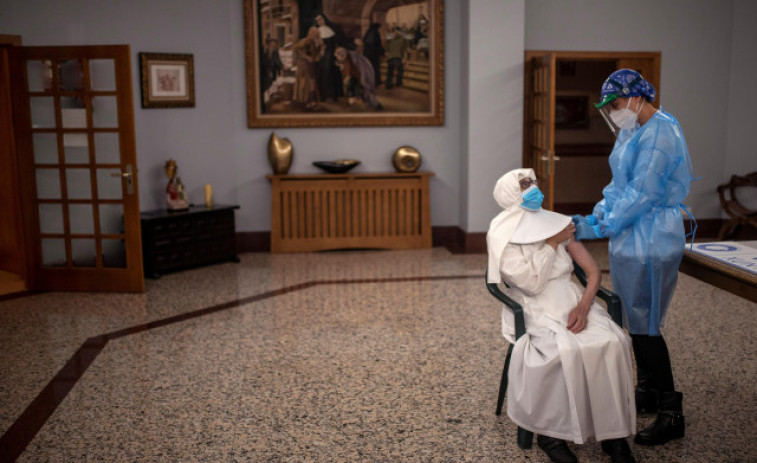 Galicia arranca hoy en el área de Santiago la vacunación de los mayores de 80 años
