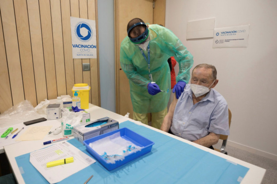 Leopoldo, el primer mayor de 80 años en recibir la vacuna de Pzifer en Galicia
