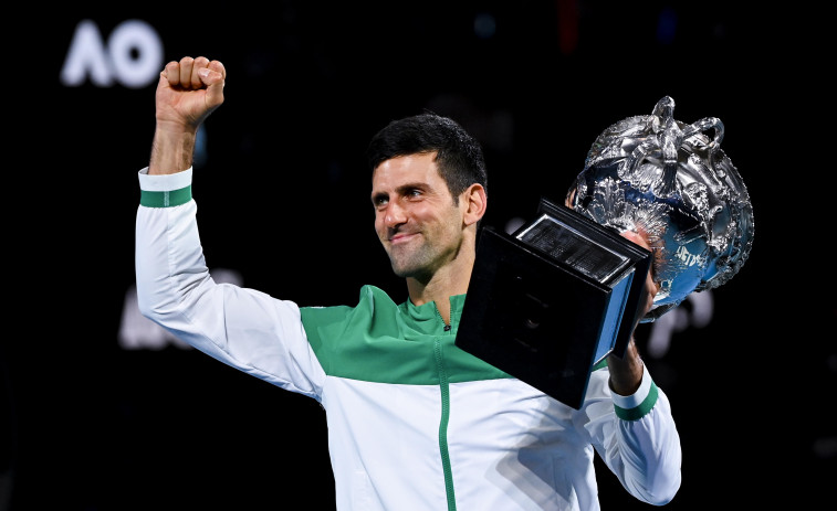 Djokovic fulmina a Medvedev y levanta su noveno Abierto de Australia