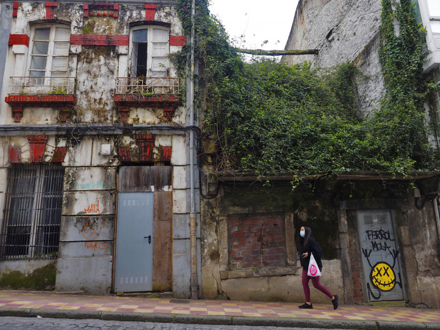 El Concello de Ferrol limpiará y apuntalará un edificio en ruinas de la calle Coruña