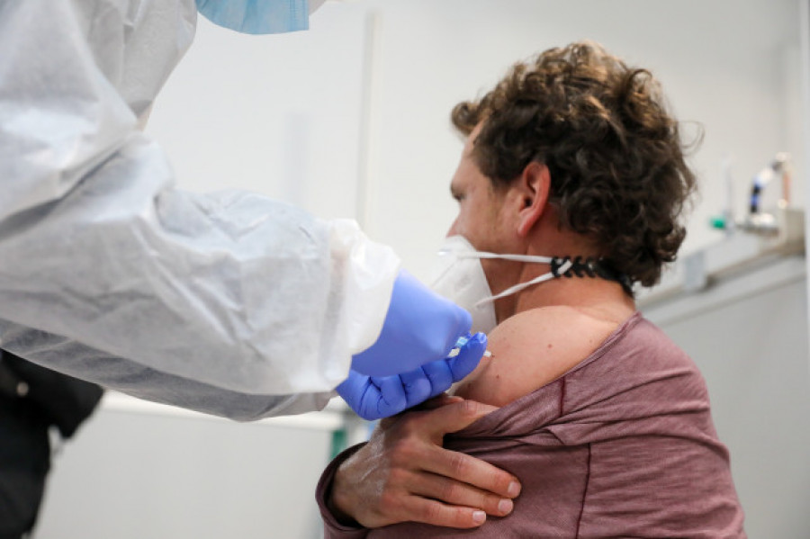 La Xunta quiere empezar a vacunar a los mayores de 70 años a partir del mes de abril