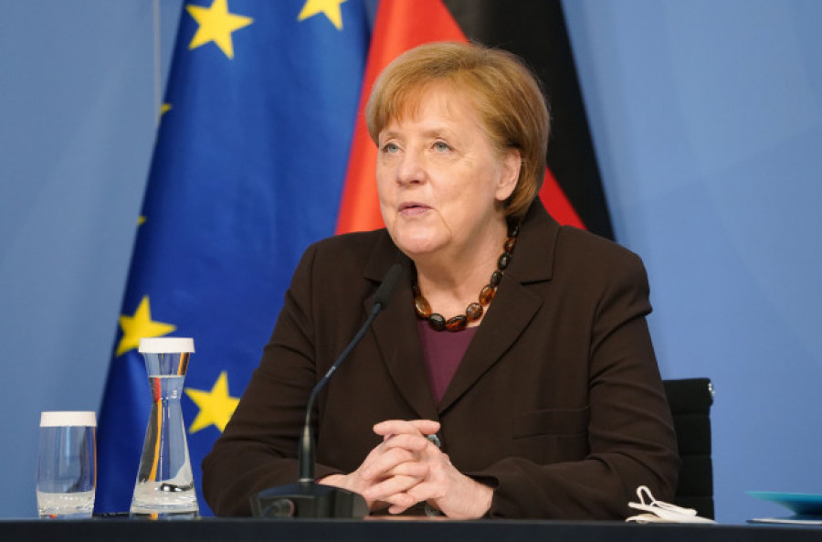 Merkel: "Las variantes podrían forzar a vacunar cada año contra el coronavirus"