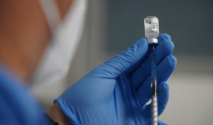 La Agencia Española del Medicamento afirma que los beneficios de la vacuna de AstraZeneca superan los riesgos