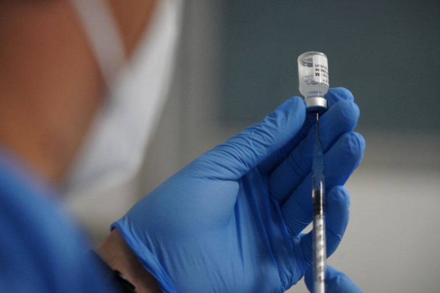 La Agencia Española del Medicamento afirma que los beneficios de la vacuna de AstraZeneca superan los riesgos