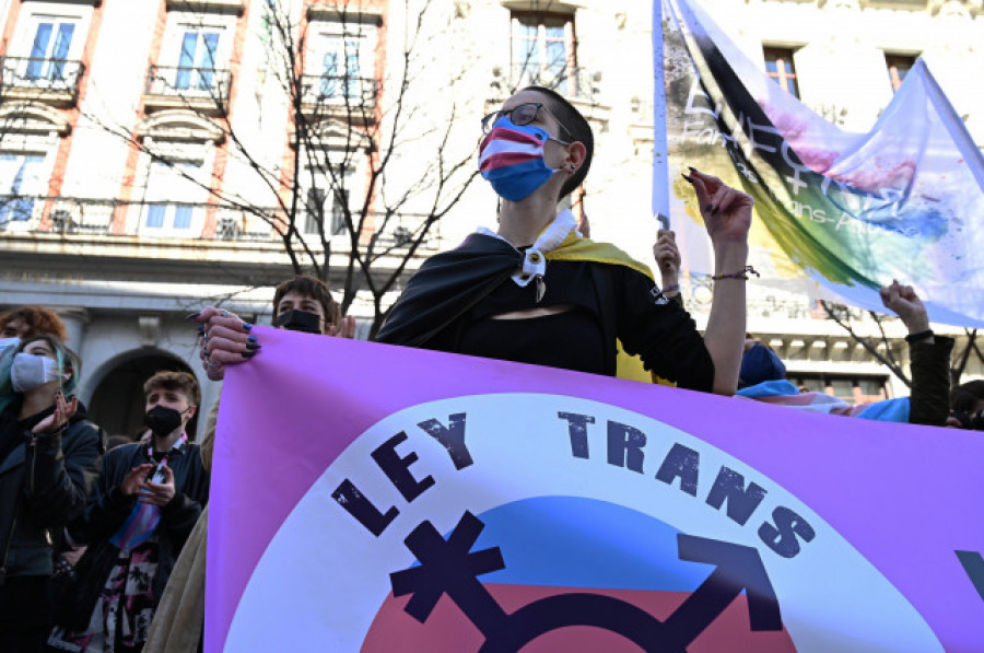Una manifestación urge al Gobierno a aprobar la ley trans