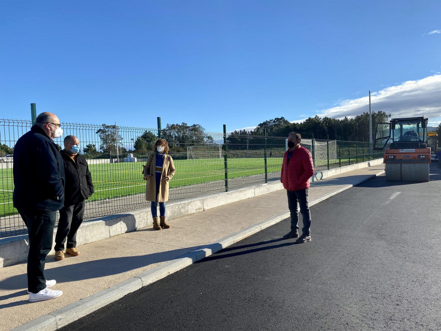 Las obras de reordenación del entorno del campo de fútbol de Meirás afrontan su recta final