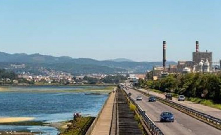 Trabajadores de Ence acusan al PSOE de arruinar a Pontevedra y exigen la continuidad de la planta de Lourizán
