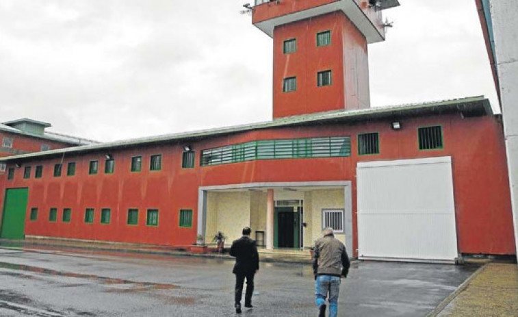 Un preso de 25 años lesiona a seis funcionarios en la cárcel de Teixeiro con el palo de una escoba