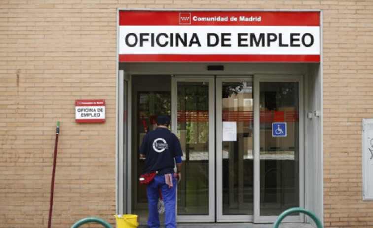 El primer año de pandemia deja fuera del mercado de trabajo a 10.000 gallegas
