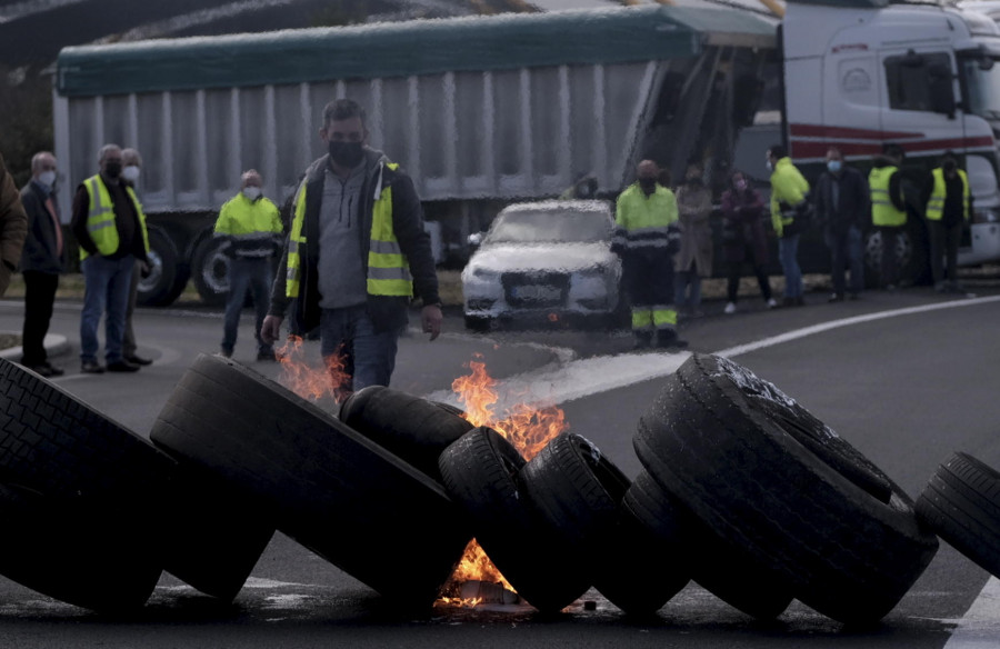 Bloqueada la central de Endesa ante la pasividad de las administraciones