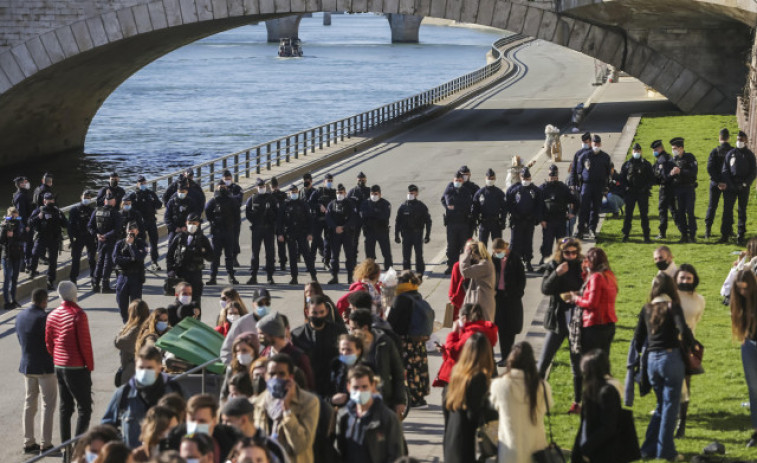 La policía francesa desaloja los muelles del Sena, abarrotados pese a las restricciones