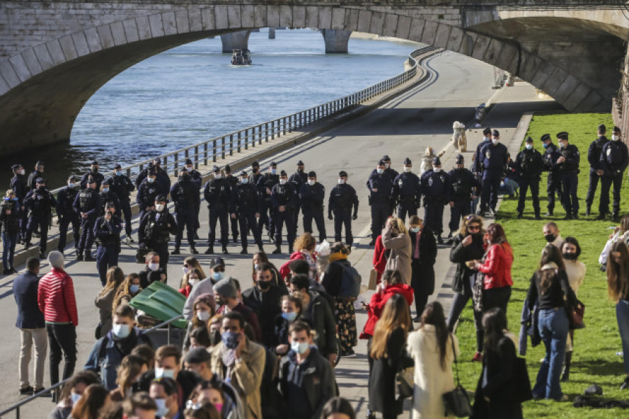 La policía francesa desaloja los muelles del Sena, abarrotados pese a las restricciones