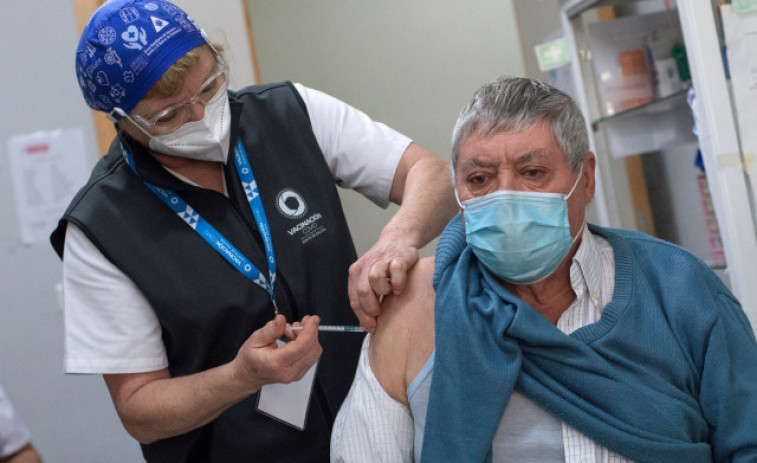 Galicia comenzará hoy a vacunar a las personas de entre 50 y 55 años en una prueba piloto