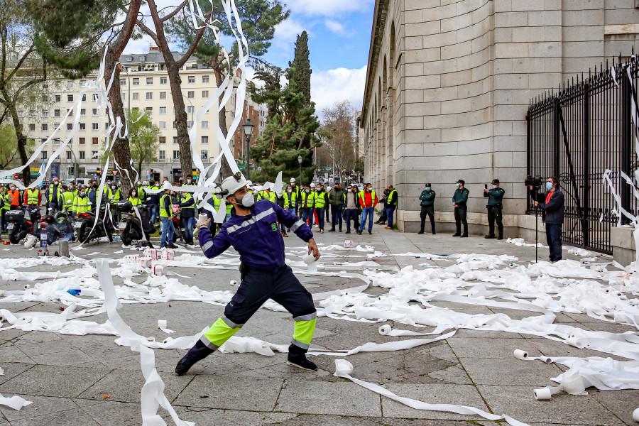 Empleados de Ence protestan en Madrid ante Transición Ecológica y fuerzan una reunión con la ministra