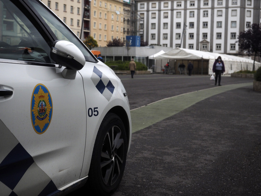 Agentes de la Policía Local rescatan a un hombre colgado de una ventana en Ferrol