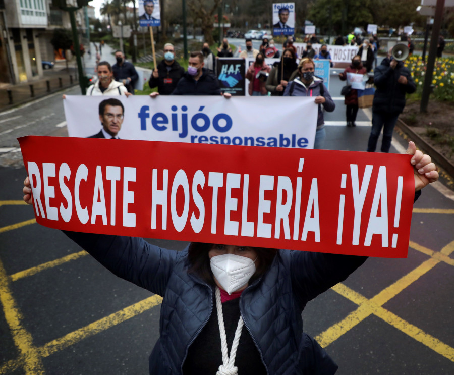 Cientos de hosteleros marchan en Santiago para pedir a las administraciones "un plan de rescate real"