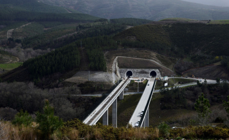 Los gallegos se subirán al ave en otoño salvo que 