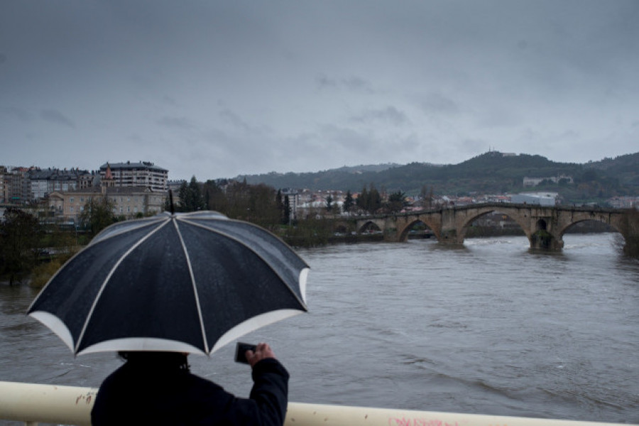 Viandantes y policía evitan que una mujer se tire desde el puente del Milenium en Ourense