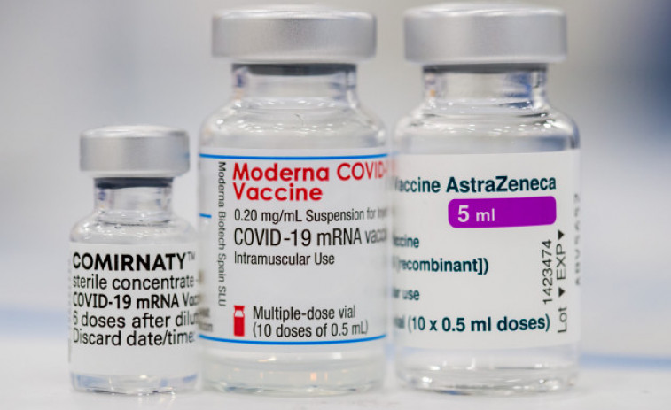 El Ministerio de Sanidad propone ampliar las vacunas de AstraZeneca hasta los 65 años