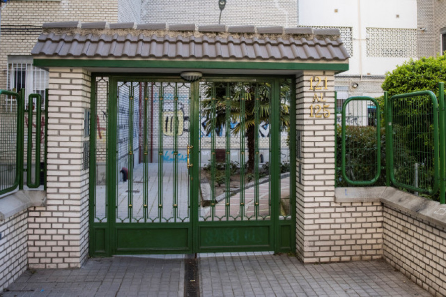 Un hombre mata a su madre de 80 años en Aluche y se tira por la ventana