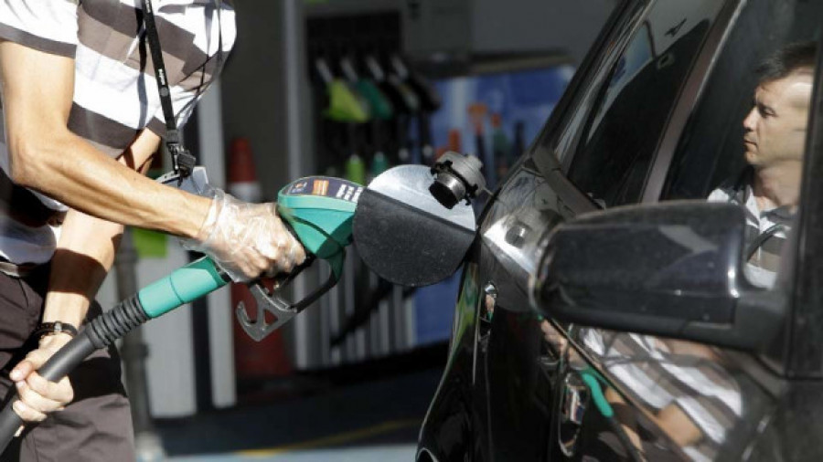 Las gasolineras independientes dicen no tener liquidez para adelantar el descuento