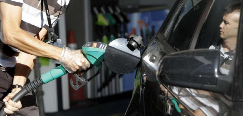 La gasolina sigue al alza y el gasóleo baja por primera vez en un mes
