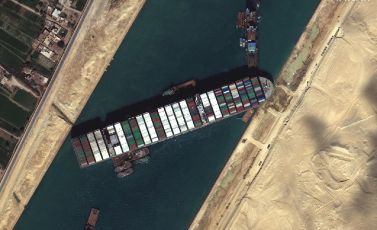 El canal de Suez sigue intransitable sin una fecha para recuperar el tráfico