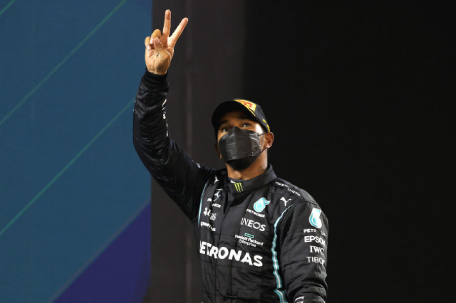 Hamilton resiste el ímpetu de Verstappen en el Gran Premio de Baréin