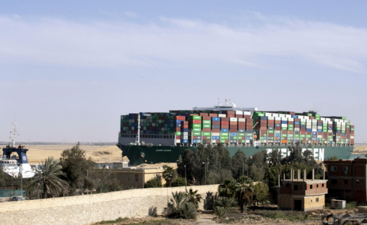 El canal de Suez vuelve a estar operativo tras reflotar el 
