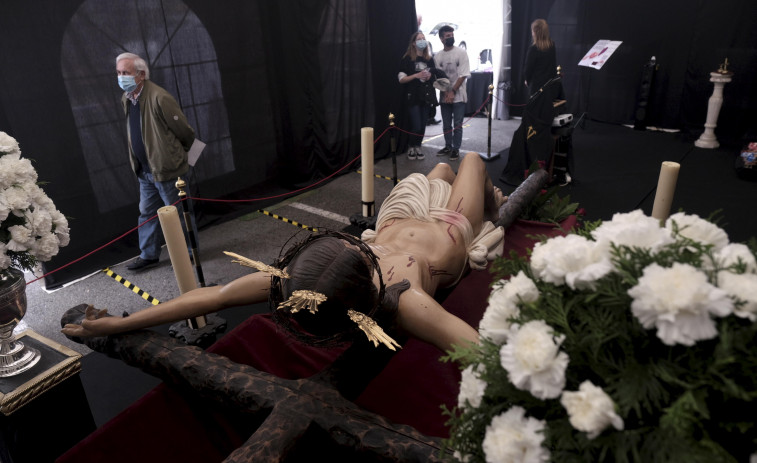 La Cofradía de la Soledad estrenó la carpa del Parador con dos altares de culto